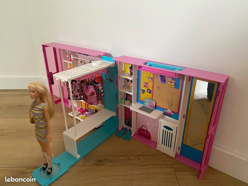 Dressing Barbie (image 3)