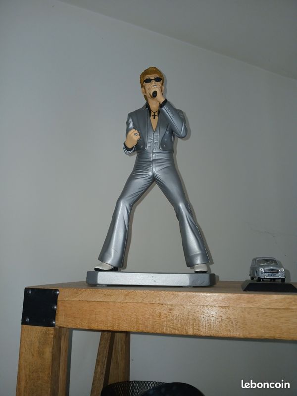 VIDÉO - Johnny Hallyday : découvrez cette nouvelle statue de la légende du rock français