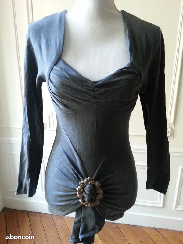 Haut original cintré et décolleté pour les fêtes (image 1)