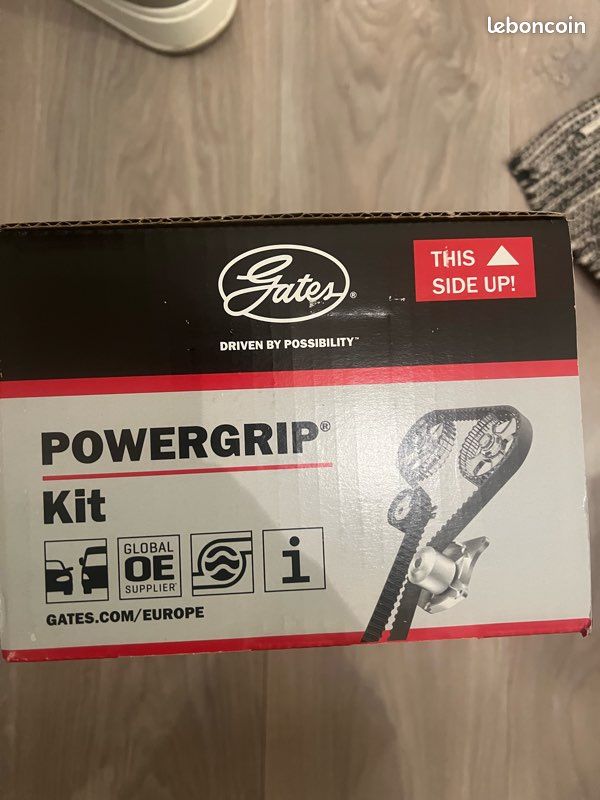 Kit Courroie De Distribution + Pompe à Eau GATES PowerGrip - KP15574XS - Pièces Qualité Première Monte