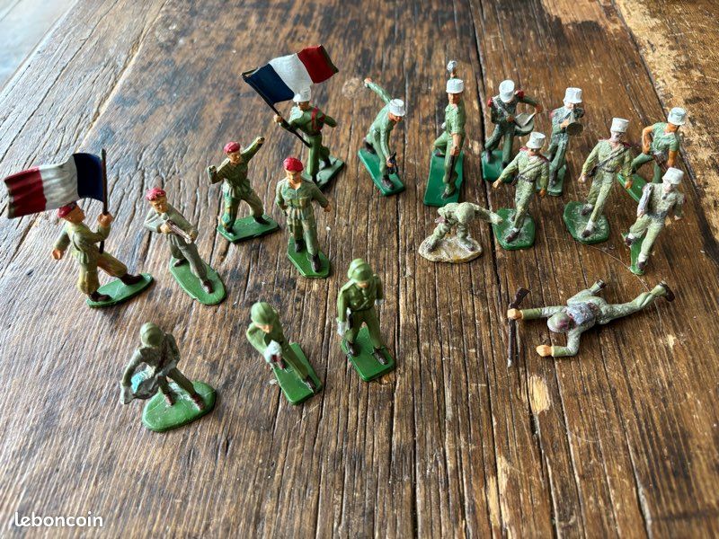 Starlux ? lot 23 parachutistes légion étrangère petits Soldats ancien jouet WW2