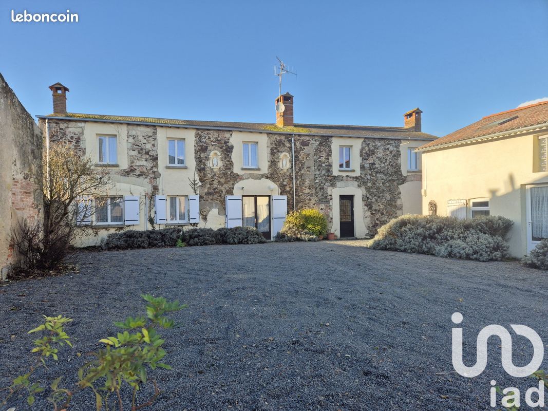 Maison 10 pièces 368 m² · à Argentonnay · 368 m² · 298 500 €