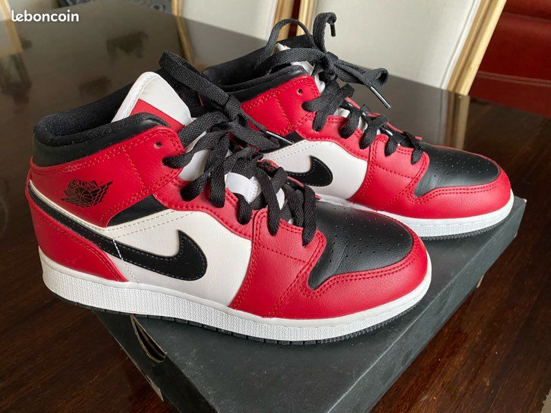 Nike Air Jordan Mid Chicago Black Toe Chaussures