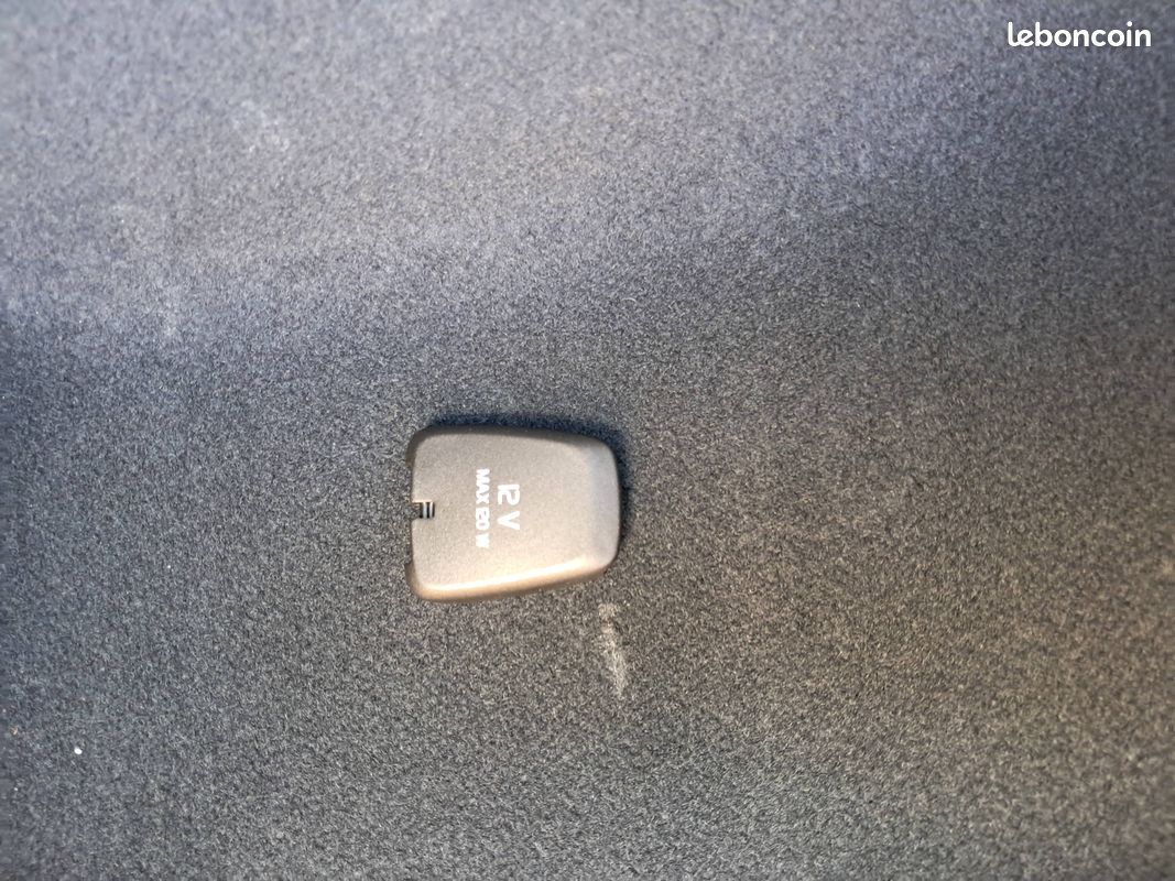 VOLVO V60 T6 AWD Hybride Rechargeable 253 ch + 145 ch Geartronic 8 Plus Style Dark (image 15)