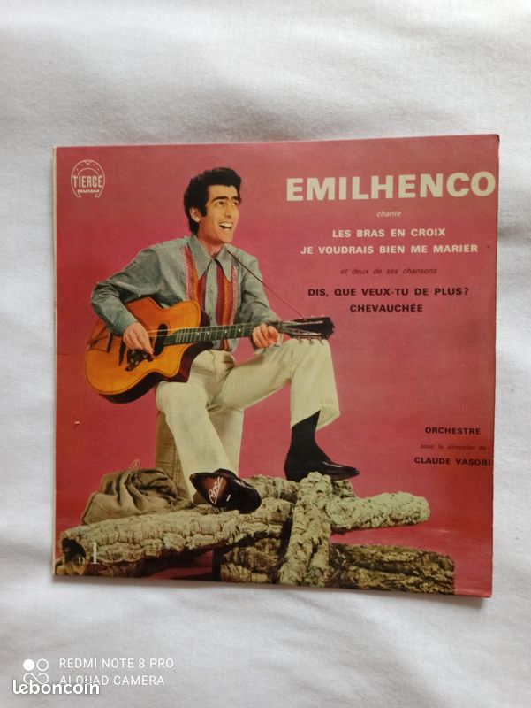 Vinyle emilhenco les bras en croix (image 1)
