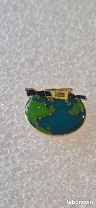 Pin's France Loisirs /planète et satellite (image 1)