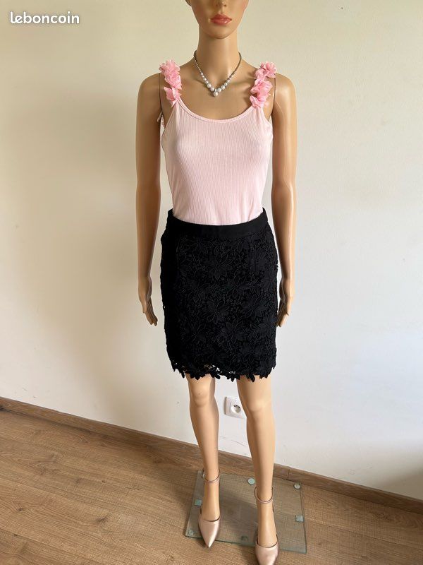 Jupe en dentelle noir avec doublure et elastique à la taille dorée