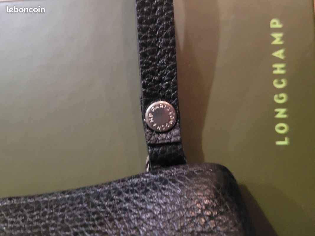 Porte carte neuf noir en cuir Longchamp
Fermé par zip, 1 compartiment intérieur.
Vendu dans sa boîte 
Neuf, jamais utilisé
Taille : 13 x 8 cm (image 6)