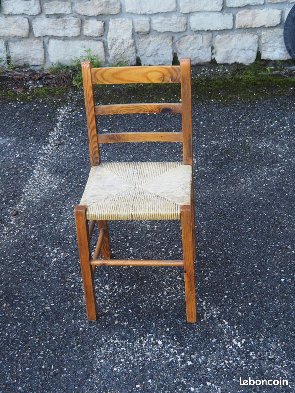 Chaise en bois empaillée (image 1)