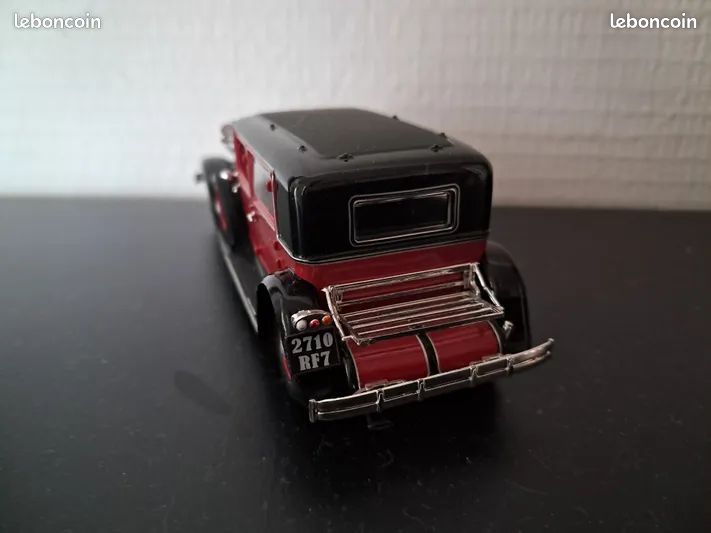 RENAULT Type RM2 Reinastella 1932 rouge et noir