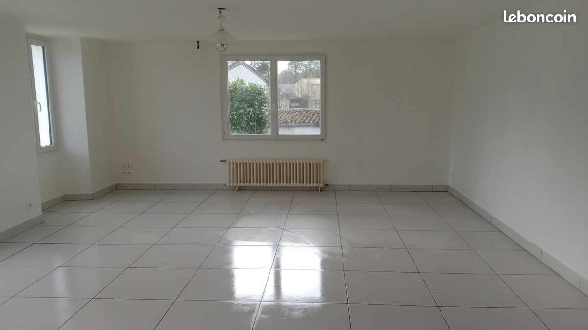Maison à louer dans bourg - Chiché 79350 (image principale 1)