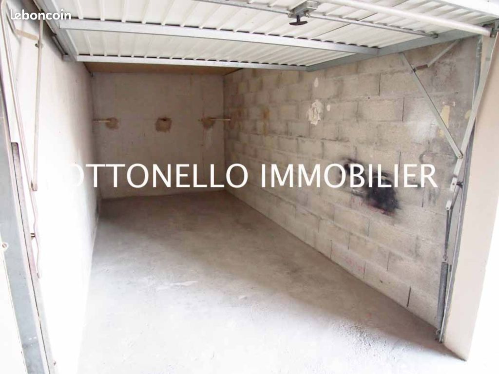 Parking/box ROQUEBRUNE SUR ARGENS · à Roquebrune-sur-Argens · 140 €
