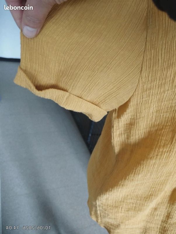 Haut à manches courtes jaune ocre chaud La Fée Maraboutée - Tissu gaufré fluide et léger - 40 (image 3)