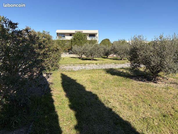 Terrain à bâtir de 572 m² à LA ROQUE-D'ANTHERON (13)