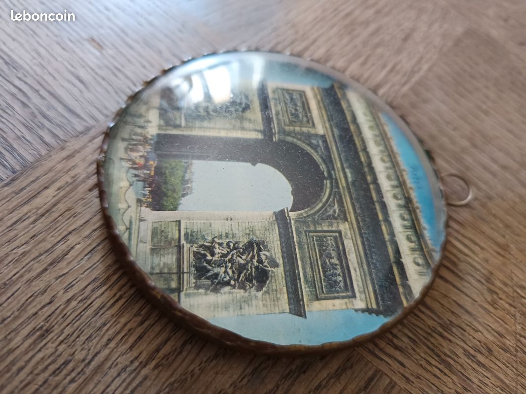 Médaillon souvenir vintage Paris - Arc de Triomphe sous face bombée (image 5)