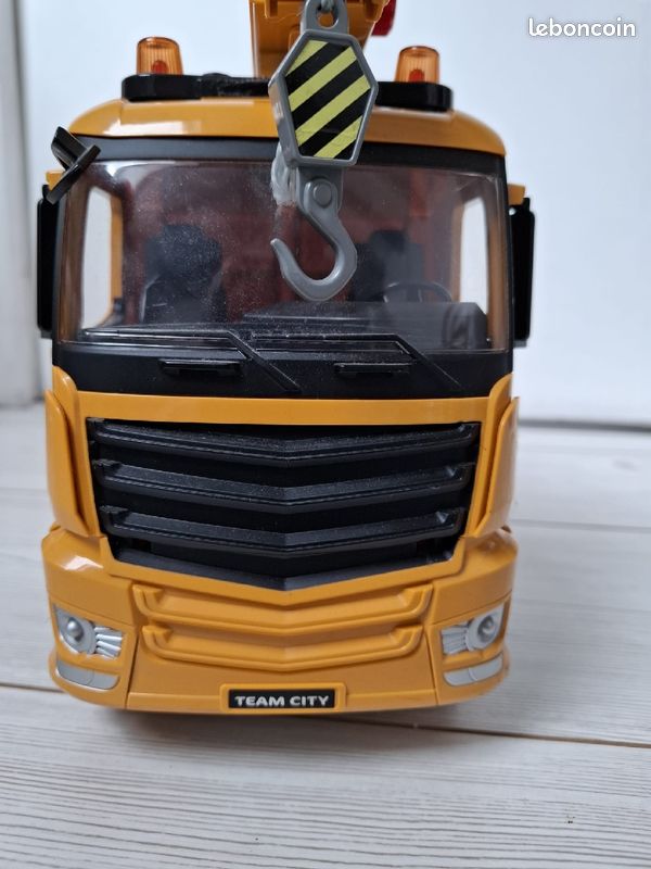 Jouets enfant camion grue et tractopelle bon état (image 2)