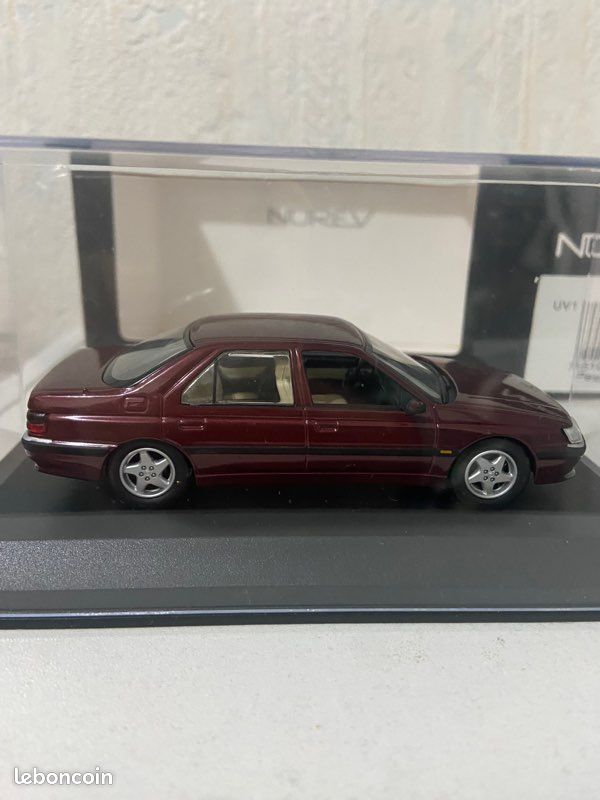 La Peugeot 605 noire métal en voiture miniature Solido au 1/43e
