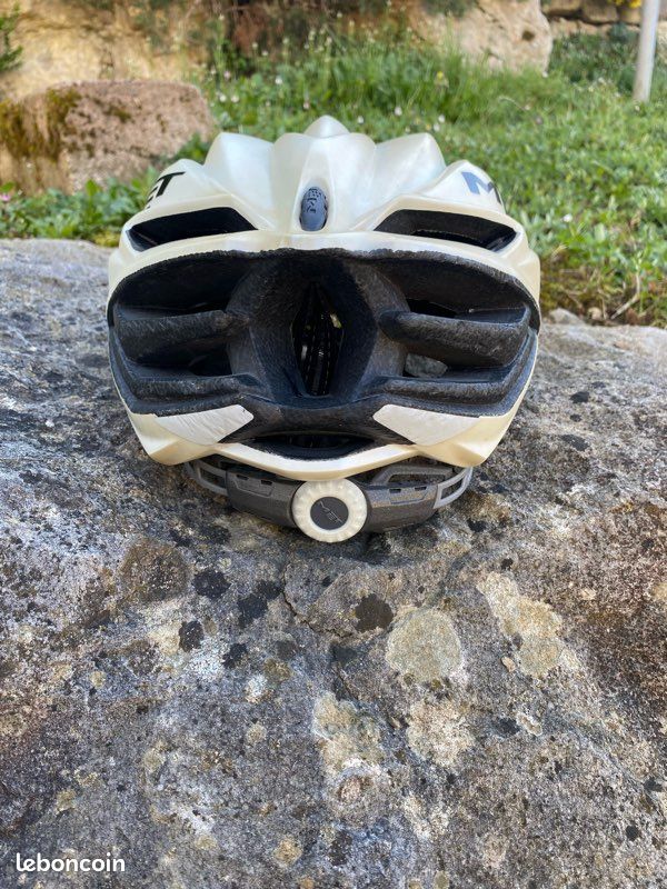 Casque vélo MET, réglable, bon état (image 2)