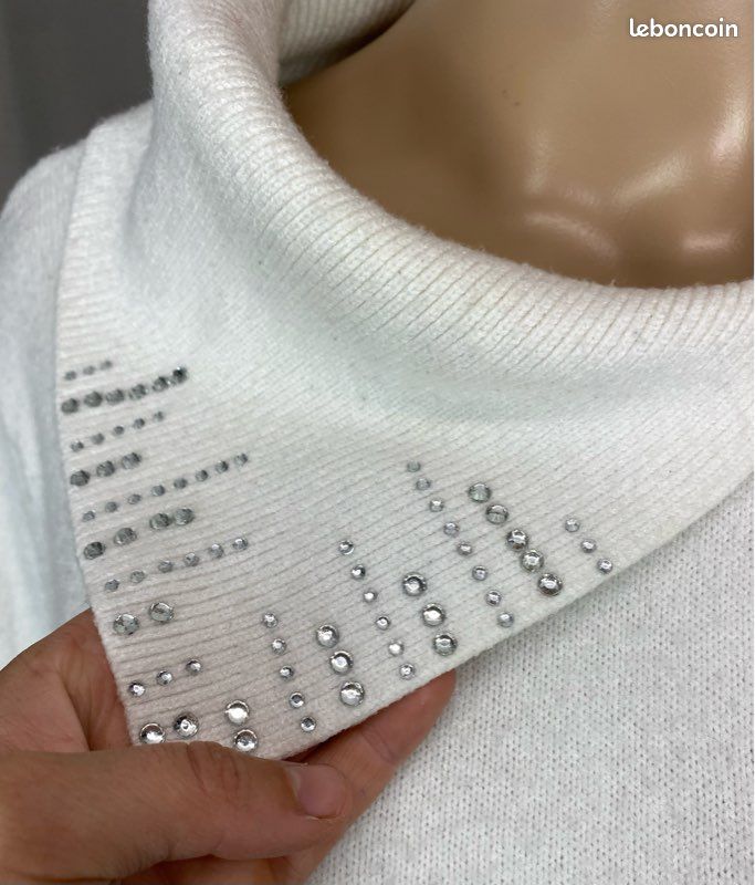 Pull manches longues en maille douce, col côtelé retombant à strass et coupe droite (image 3)