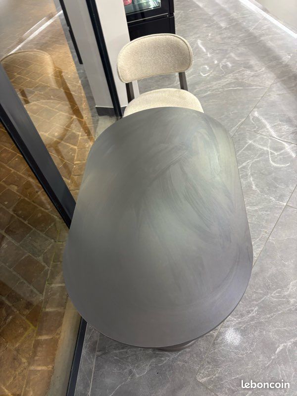 Table (image 3)