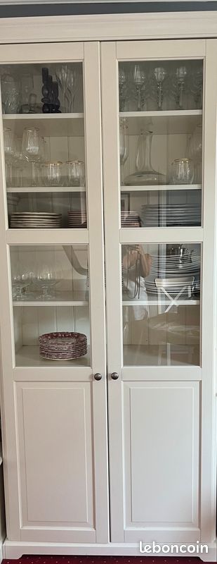 Bibliothèque Ikéa avec porte vitrée + donne une table ronde avec rallonge, 5 cinq chaises, 1 meuble TV et une console. Livraison possible en supplément. 400 le lot (image 1)