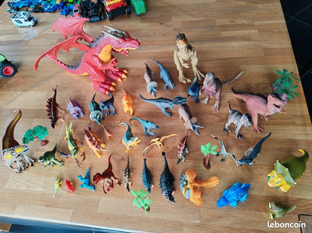 Lot dinosaures (image 1)