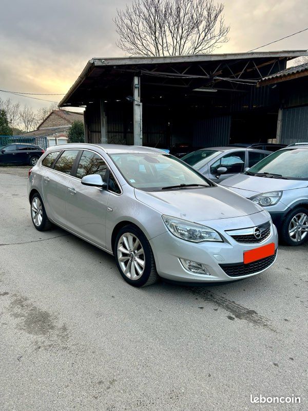 Opel Astra J sport tourer 1.7cdti 16v 110cv bvm6 Connect Pack (image 2)