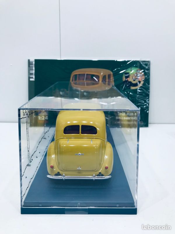 Voiture de collection Tintin, la conduite intérieure beige