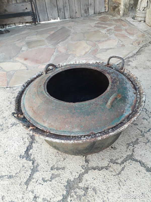 Grand chaudron ancien avec couvercle (image 1)