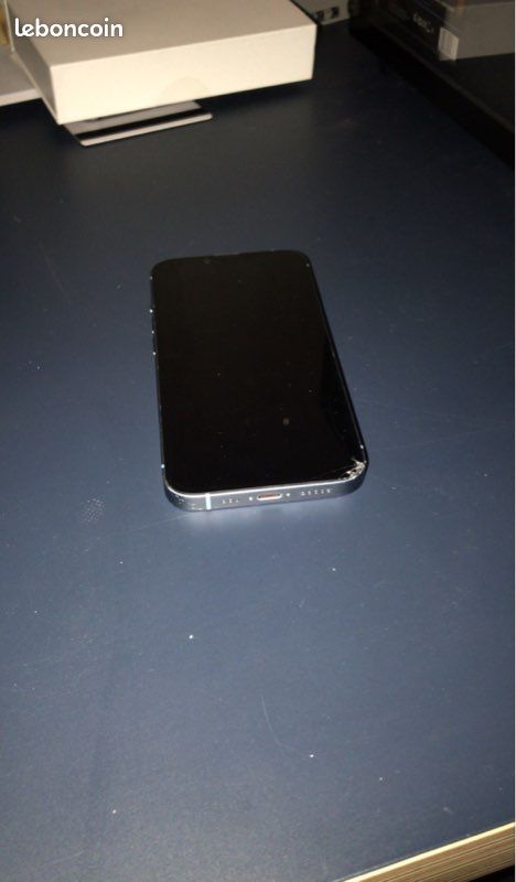 IPhone 14 à petit prix – Écran avant cassé, mais parfaitement fonctionnel, avec quelques rayures (image 1)