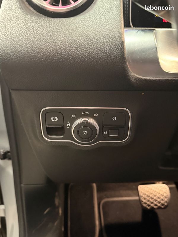Mercedes GLB 200 d 8DCT / TOIT OUVRANT PANO / SIEGES CHAUFFANTS AV / GRAND ECRAN / CAMERA RECUL / 7 PLACES (image 19)