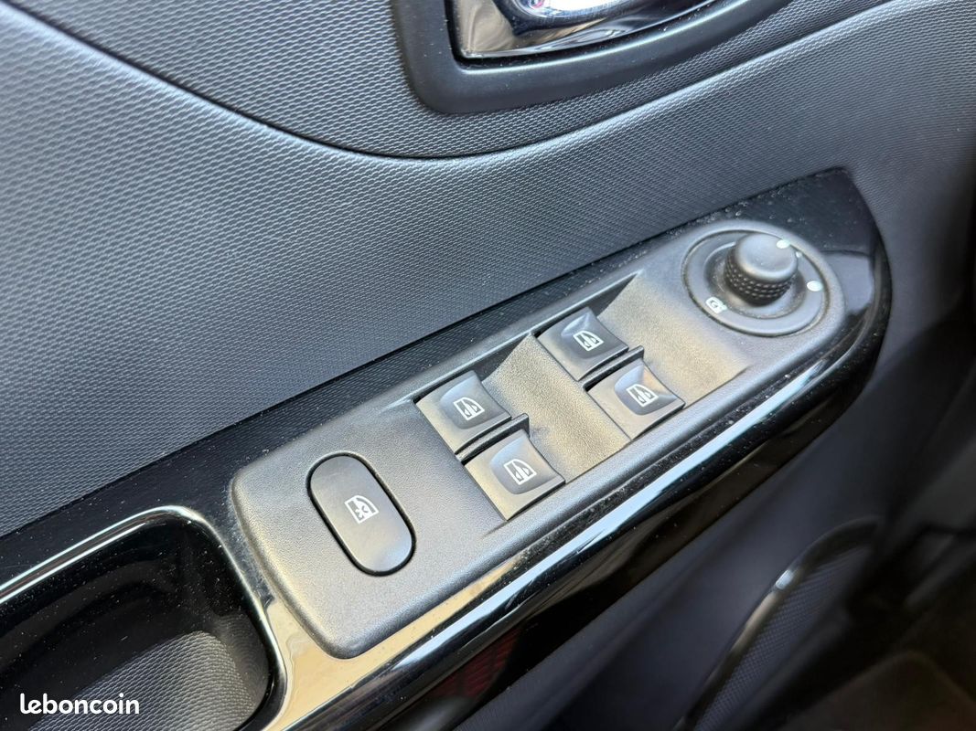 RENAULT CAPTUR TCe 90 Energy SS eco² SL Helly Hansen - REGULATEUR DE VITESSE / RADAR AR/ CAMERA DE RECUL (image 24)