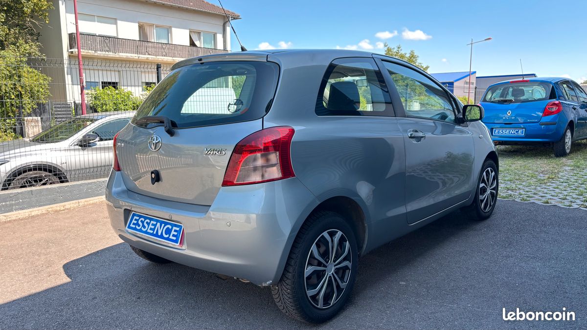 Toyota Yaris 1.3 VVTi 87 CH / Embrayage neuf / Entretien TOYOTA Complet / Climatisation / Radar de recul (image 2)