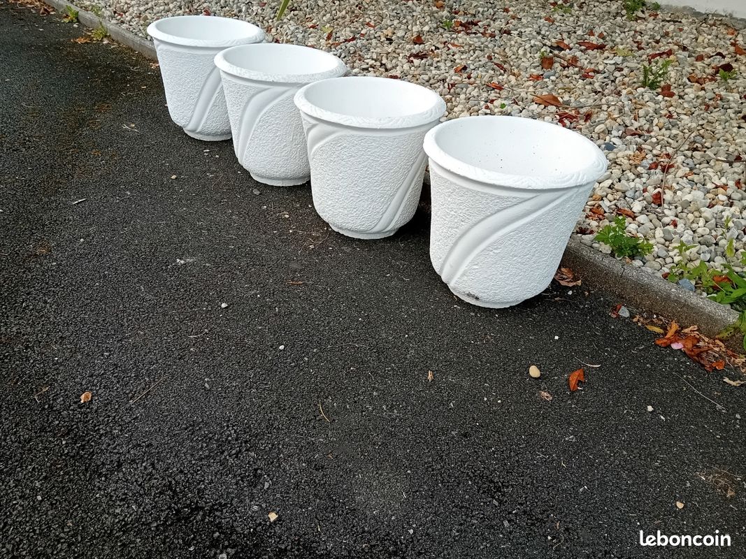 4 grands pots en pierre reconstituée .Hauteur 35 cm. Diamètre 35 cm (image 1)
