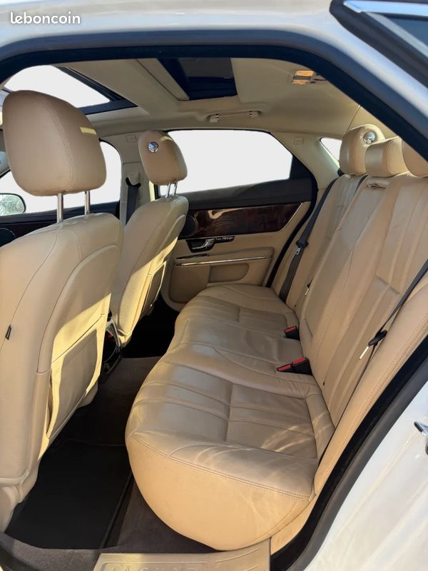 Jaguar XJ Luxury 3.0 V6 275cv - Cuir, Toit ouvrant, Caméra de recul (image 8)