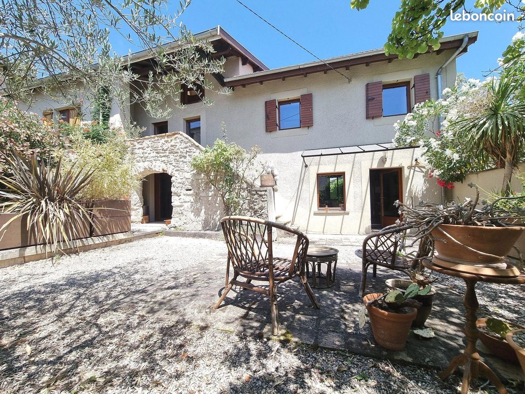 Maison 6 pièces 186 m² · à Saint-Genis-les-Ollières · 186 m² · 690 000 €
