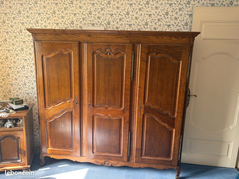Superbe armoire ancienne en chêne massif – 3 portes – style Louis XV (image 1)