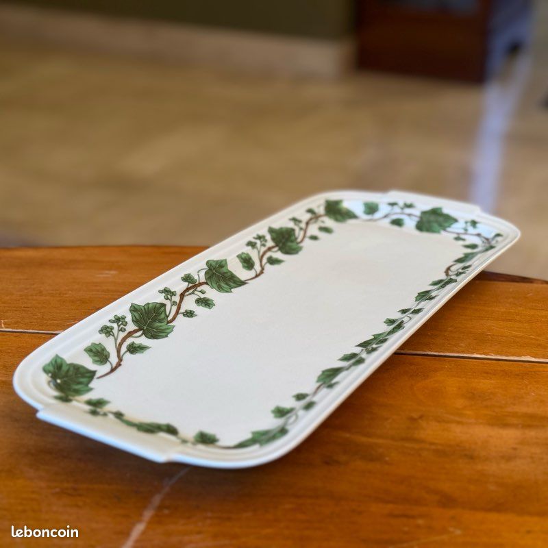 Plat à Cake En Porcelaine Blanche Peint à La Main - Décor Feuilles De Vigne, F.G.