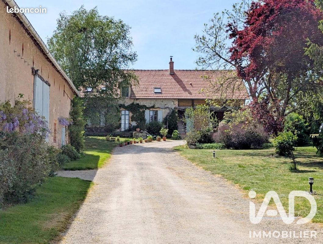 Maison 8 pièces 177 m² · à Faverdines · 177 m² · 417 000 €