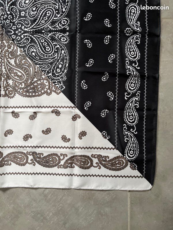Foulard carré noir femme | La Halle