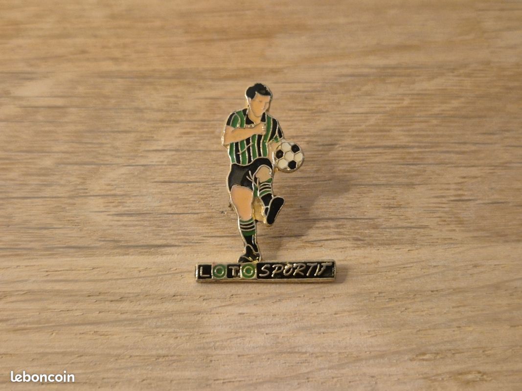 Pin's Vintage Loto Sportif Sur Le Thème Du Football