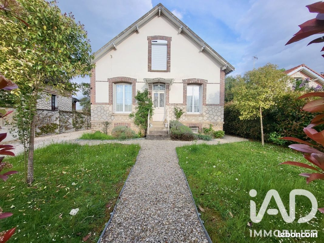 Maison 4 pièces 158 m² · à Saint-Julien-du-Sault · 158 m² · 190 000 €