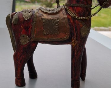 Sculpture Cheval De Guerre Vintage - Fait Main En Bois Et Laiton - Objet De Collection Décoratif