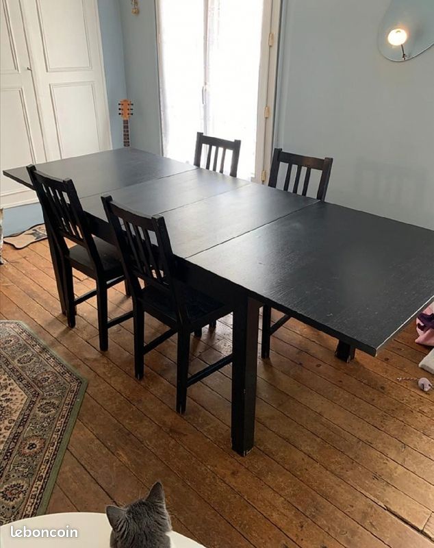 Table noire et chaises (image 2)