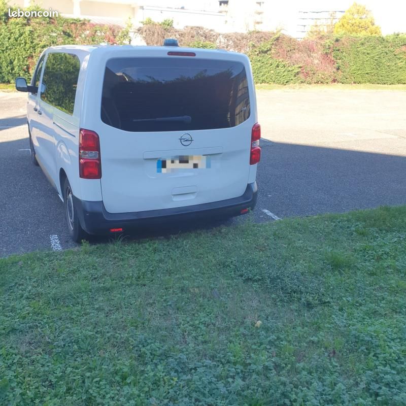 Opel Vivaro Ambulance (image 7)