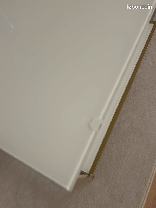Table basse blanche et dorée (image 3)