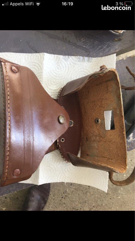 Ancien appareil photo avec pochette en cour (image 5)