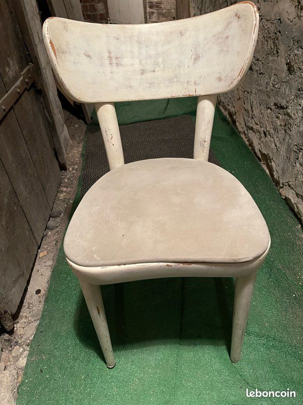 Chaise en bois (image 1)