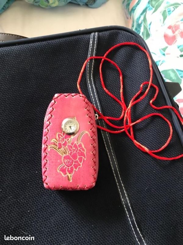 Pochette rose en cuir avec montre incluse (image 1)