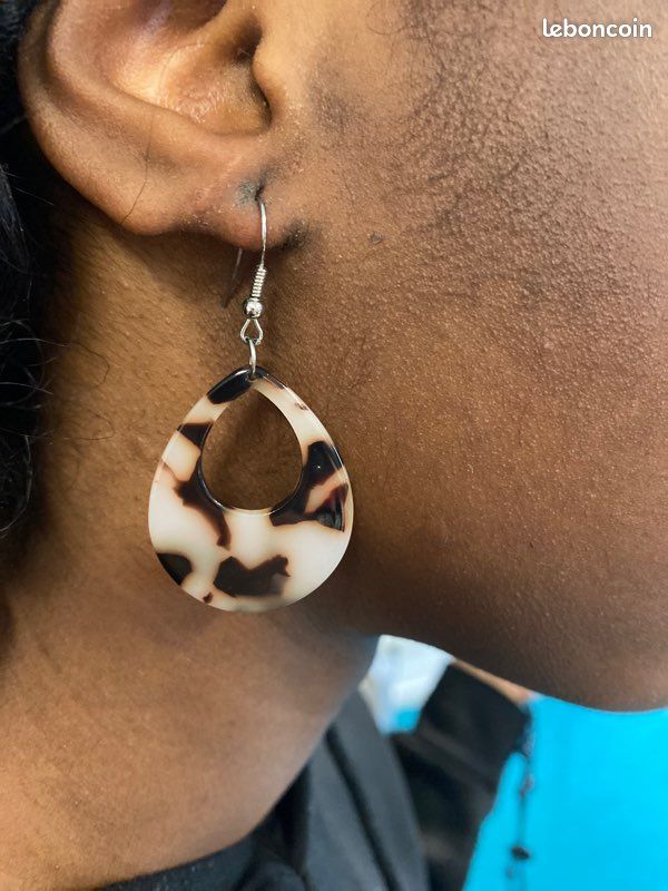 Boucle d’oreille motif beige et marron (image 1)